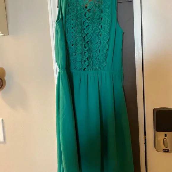 Doe&rae Green Mid Length Dress Size M Soft Back Accent EUC - Picture 4 of 5